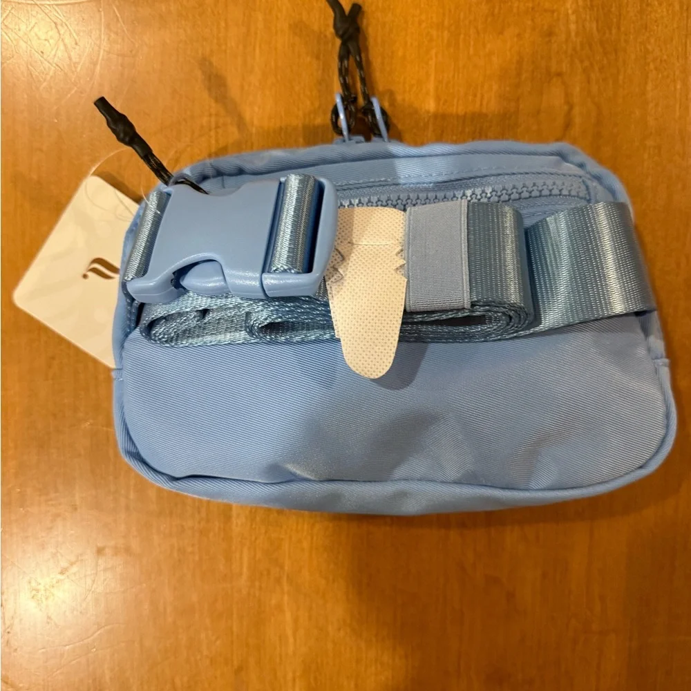 NWT Fabletics Dali Blue Belt Bag Athleisure Fanny Pack - Picture 2 of 3